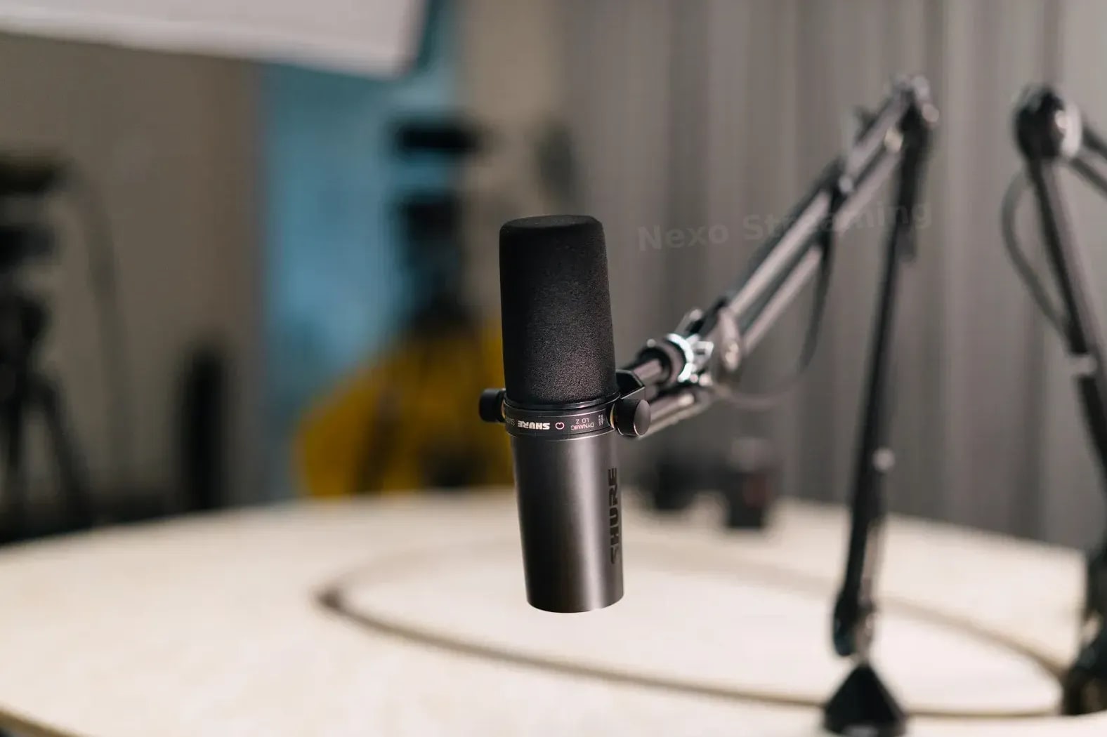 Estudio de streaming para transmisión en directo con vídeo, cámaras y producción cuidada